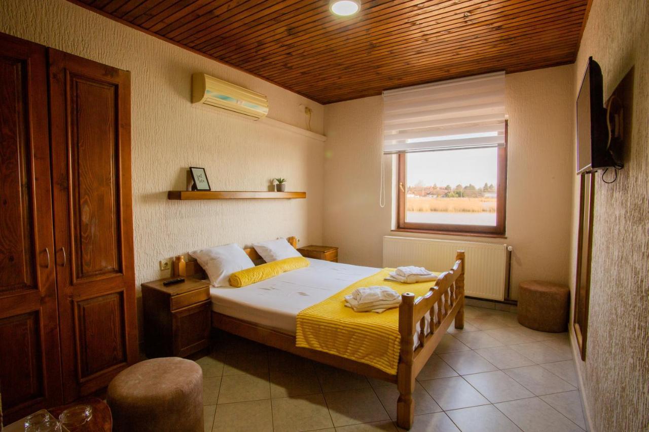Guest House Vila Alexandar Palić Esterno foto