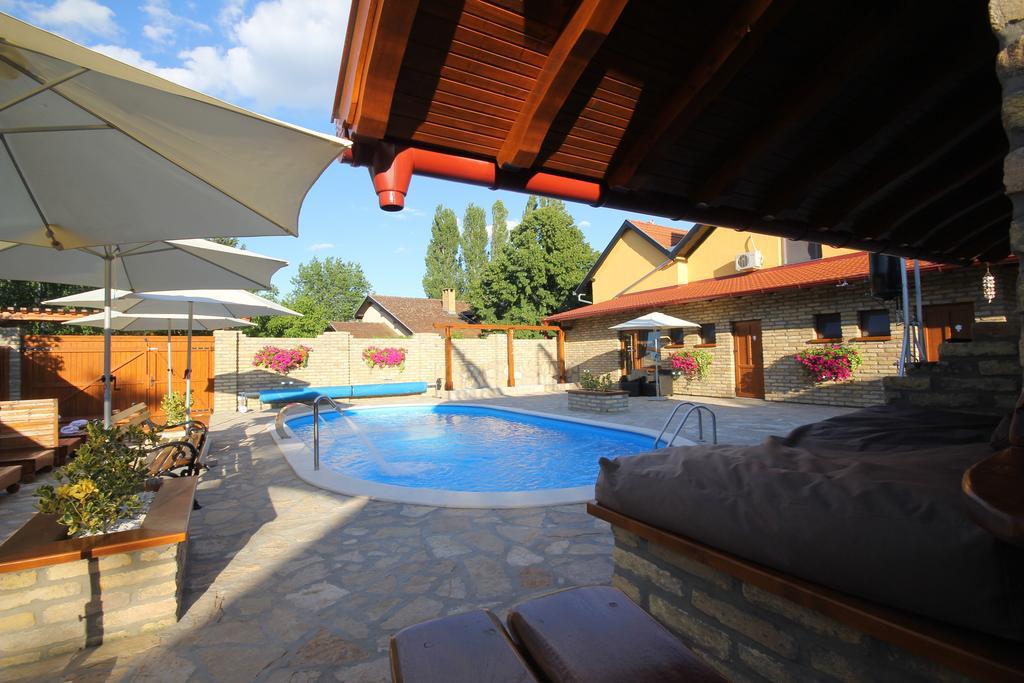 Guest House Vila Alexandar Palić Esterno foto